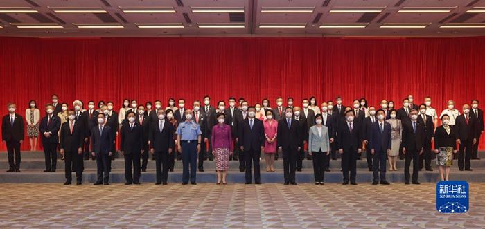 習(xí)近平會(huì)見香港特別行政區(qū)行政、立法、司法機(jī)關(guān)負(fù)責(zé)人