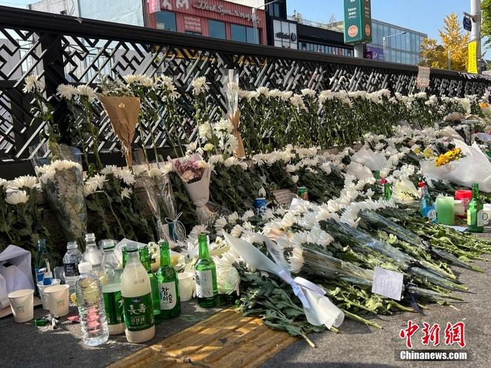 韓國(guó)民眾悼念梨泰院踩踏事故遇難者