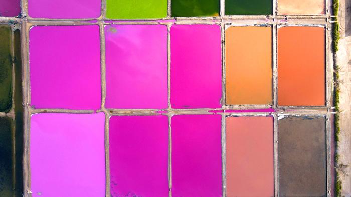 色彩繽紛！俯瞰山東榮成鹽田