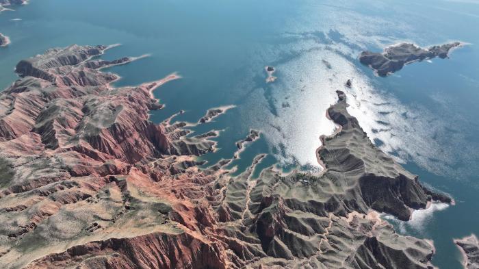 丹山、碧水交融 青海黃河岸畔波光瀲滟