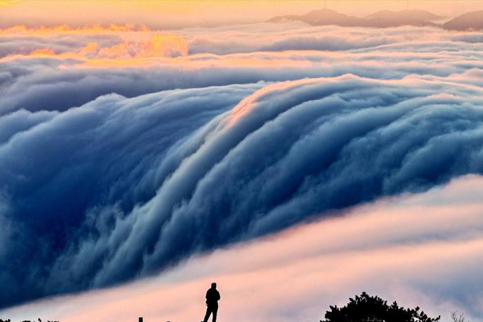 江西吉安：云?！傲魈省柄棻P山山脊間