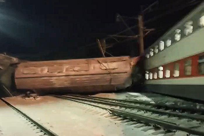 俄羅斯客運(yùn)列車(chē)與貨運(yùn)列車(chē)相撞 已造成2人死亡