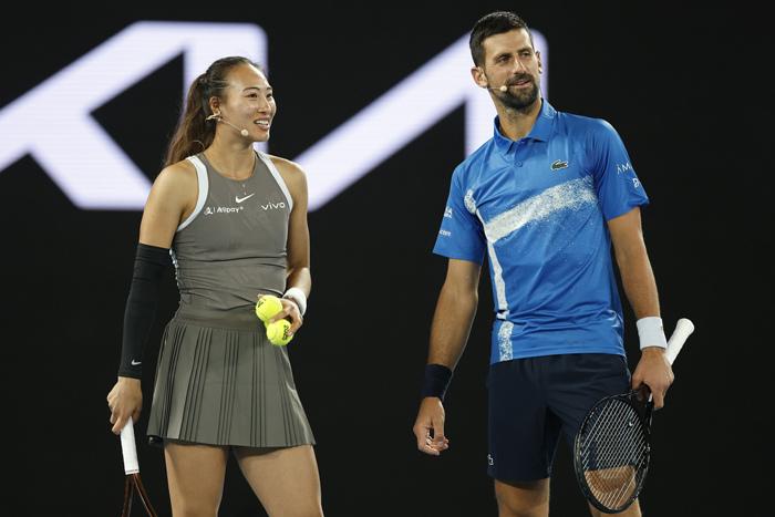 夢幻聯(lián)動！鄭欽文搭檔德約出戰(zhàn)澳網(wǎng)表演賽