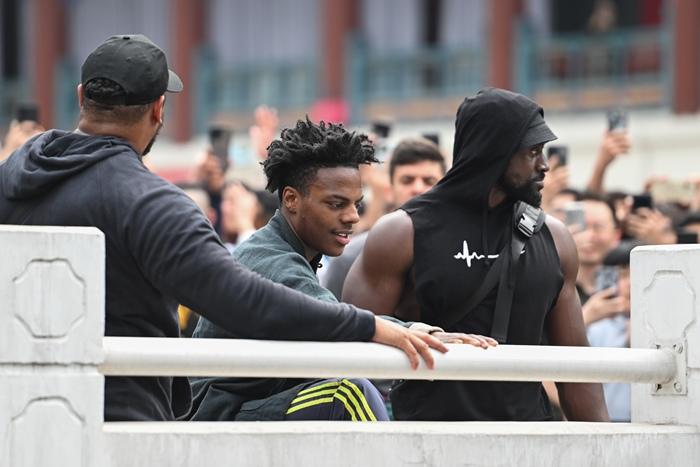 美國網(wǎng)紅“甲亢哥”現(xiàn)身重慶