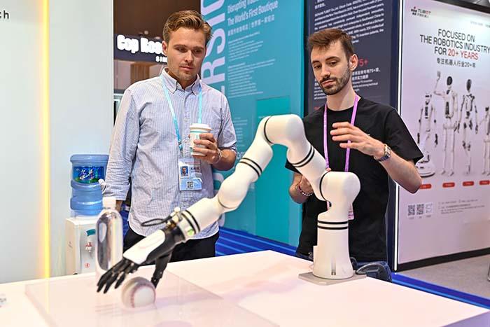 第137屆廣交會開幕 首設服務機器人專區(qū)