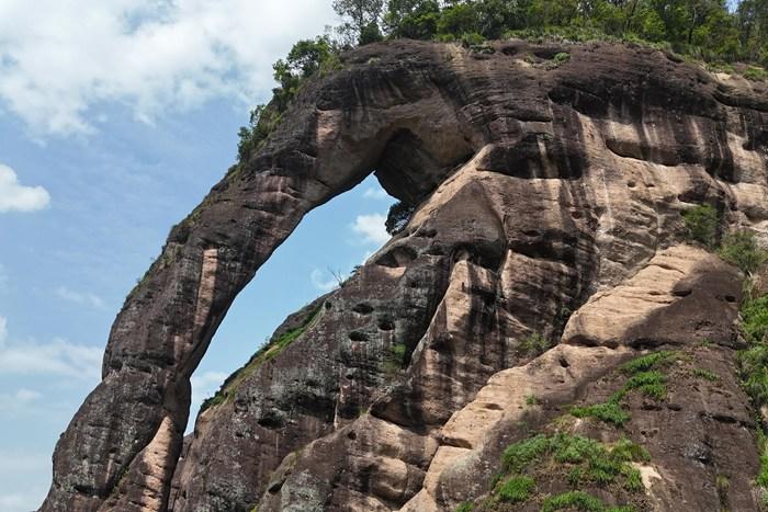 航拍江西龍虎山象鼻山 宛如巨型石象汲水山間