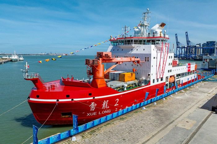“雪龍2”號極地科學(xué)考察破冰船在?？谙蚬婇_放