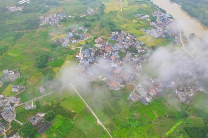 航拍廣西蒙山云霧繚繞和美鄉(xiāng)村