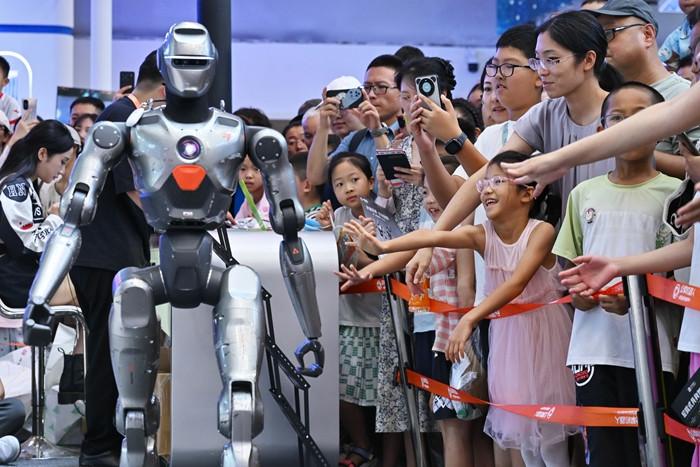 世界機(jī)器人大會(huì)周末人氣旺