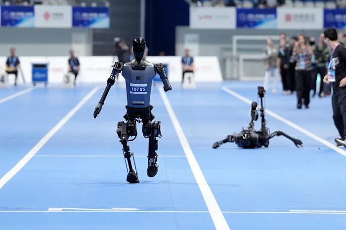 人形機(jī)器人運(yùn)動(dòng)會(huì)上演“百米飛人決戰(zhàn)”