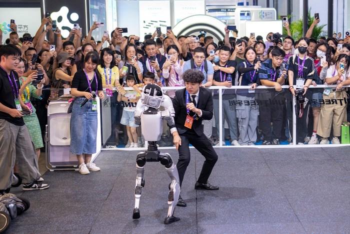 王祖藍“大戰(zhàn)”智能機器人