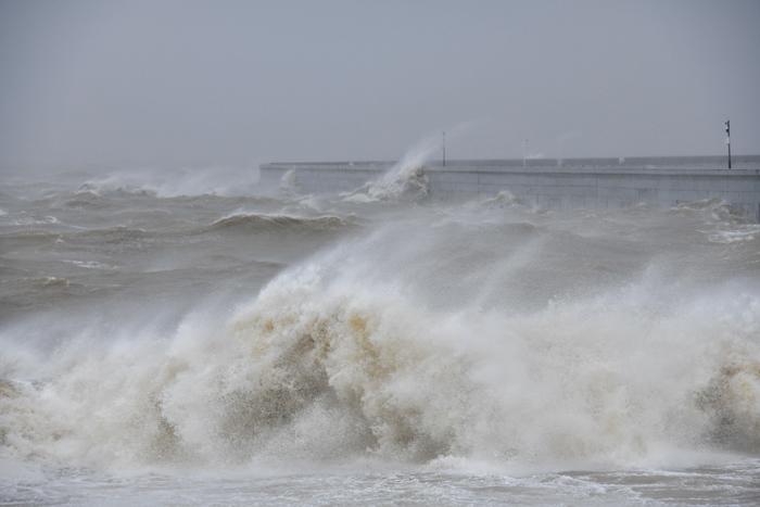 強(qiáng)臺風(fēng)逼近 ?？诟浇Ｓ蛳凭蘩?>
     <p>強(qiáng)臺風(fēng)逼近 海口附近海域掀巨浪</p>
</a>
        </div>
    </div>
    <!--推薦圖集end-->
    <div   id=