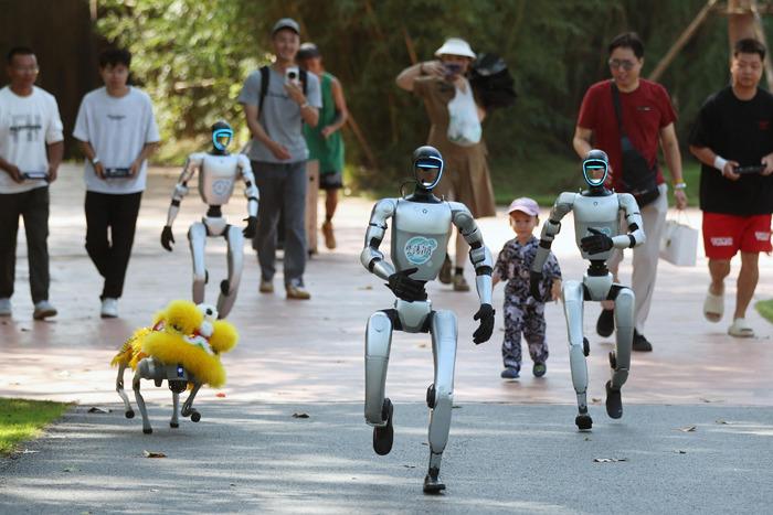“機(jī)器人”出沒(méi)南京 帶領(lǐng)游客一起嗨