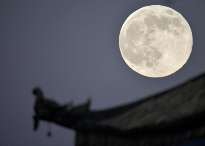 “超級月亮”現(xiàn)身西藏日喀則