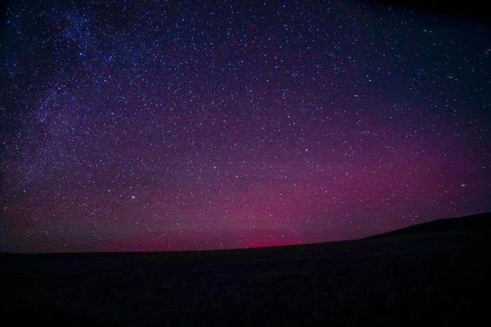 極光、銀河、流星共舞草原夜空	