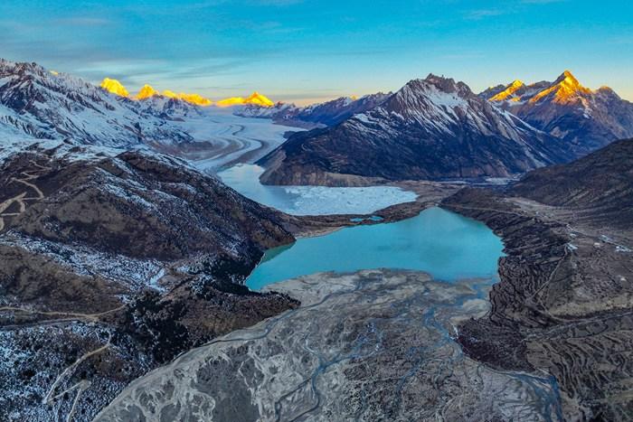 西藏昌都：來(lái)古冰川迎冬季最佳觀賞期