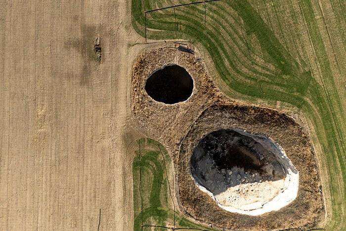 土耳其農(nóng)業(yè)區(qū)現(xiàn)數(shù)百個地面塌陷坑