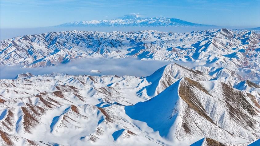 新疆呼圖壁：雪染丹霞繪就冬日水墨長(zhǎng)卷