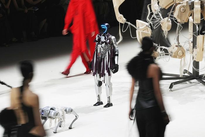 2025 | 人形機(jī)器人全面“出圈”：在秀、在跑、在思考