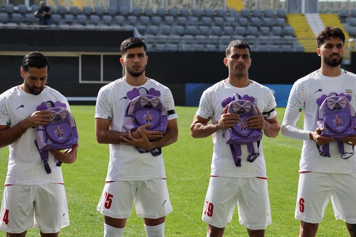 伊朗男足賽前手捧書包 悼念空襲遇難學(xué)生