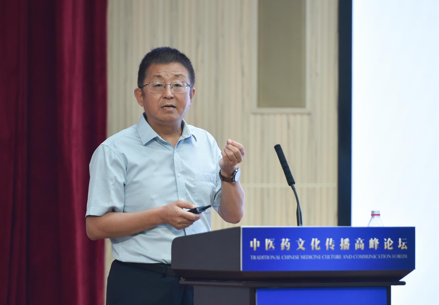 中國(guó)中醫(yī)科學(xué)院原院長(zhǎng)、首席研究員、中國(guó)非物質(zhì)文化遺產(chǎn)保護(hù)協(xié)會(huì)副會(huì)長(zhǎng)兼中醫(yī)藥委員會(huì)會(huì)長(zhǎng)曹洪欣發(fā)表主旨演講。