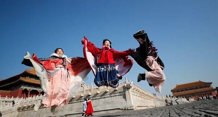 國潮俘獲“Z世代”，中國人審美旨趣向內(nèi)看