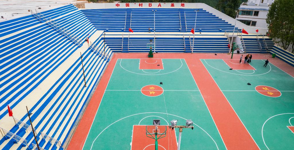 探訪“天下苗族第一縣”：“村BA”爆火背后是民族的交往交流交融<p>貴州省黔東南苗族侗族自治州臺(tái)江縣民族村寨臺(tái)盤村，對(duì)于籃球的熱愛是刻在骨子里的。見到村里高齡籃球愛好者陸大江時(shí)，他正打算前往“村BA”網(wǎng)紅籃球場(chǎng)了解改擴(kuò)建后的最新進(jìn)展，“我家里還有球衣和籃球，新球場(chǎng)弄好后要約上老伙計(jì)們?nèi)ヒ徽癸L(fēng)采?！?p>