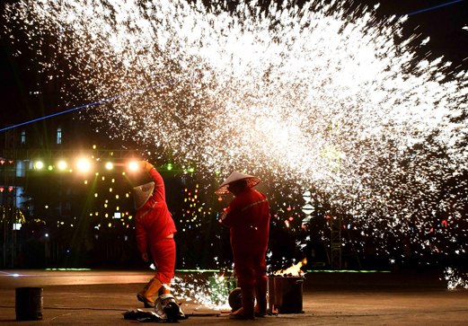 重慶榮昌：“火樹(shù)銀花”鬧元宵