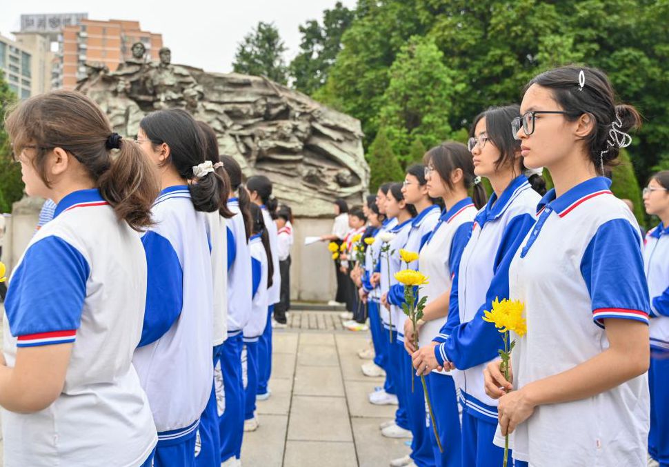 廣州舉行“英雄花開英雄城”清明紀(jì)念英烈活動(dòng)