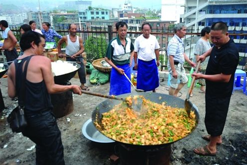 云南災(zāi)民講述地震瞬間:親見四五人被滾石壓死