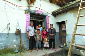 走近云南彝良地震災區(qū)留守老人:3天吃5頓土豆