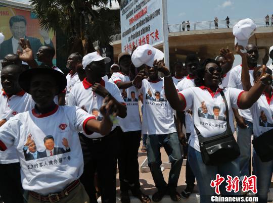 習(xí)近平抵達布拉柴維爾數(shù)萬民眾夾道歡迎(圖)