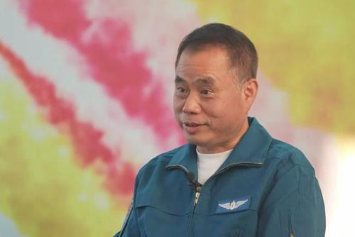 殲-15首飛前夜，他們?yōu)楹我堅囷w員吃飯？