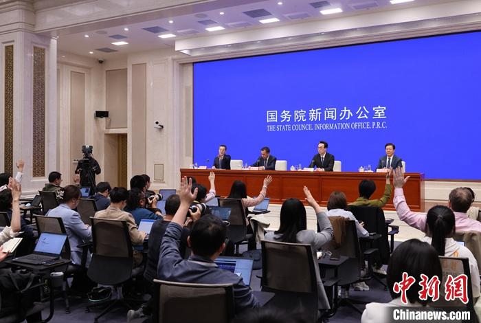 4月17日，中國國務院新聞辦公室在北京舉行新聞發(fā)布會，國家發(fā)展改革委副主任劉蘇社，副秘書長、國民經(jīng)濟綜合司司長袁達，政策研究室主任金賢東解讀宏觀經(jīng)濟形勢和政策，并答記者問。 <a target='_blank' href='/'>中新社</a>記者 楊可佳 攝