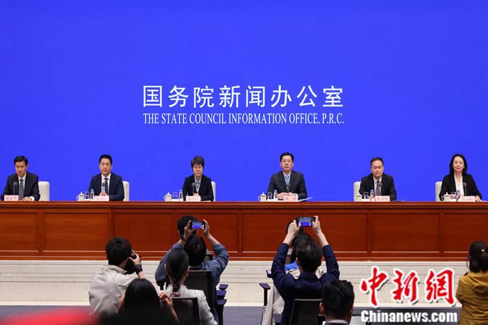 4月19日，中國國務院新聞辦公室在北京舉行新聞發(fā)布會，商務部副部長郭婷婷、商務部綜合司司長楊濤、市場運行和消費促進司司長徐興鋒、對外貿易司司長李興乾、外國投資管理司負責人吉小楓介紹2024年一季度商務運行及工作情況，并答記者問。 <a target='_blank' href='/'>中新社</a>記者 楊可佳 攝 