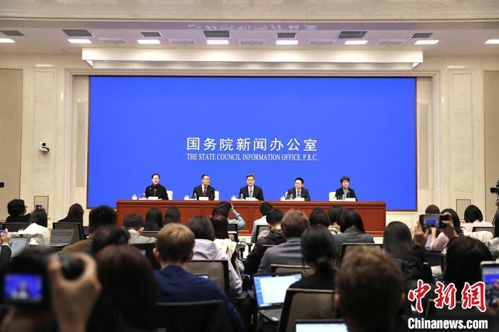 10月12日，中國國務(wù)院新聞辦公室在北京舉行新聞發(fā)布會，財政部部長藍佛安、財政部副部長廖岷、財政部副部長王東偉、財政部副部長郭婷婷介紹“加大財政政策逆周期調(diào)節(jié)力度、推動經(jīng)濟高質(zhì)量發(fā)展”有關(guān)情況，并答記者問。 <a target='_blank' href='/'>中新社</a>記者 王紫儒 攝
