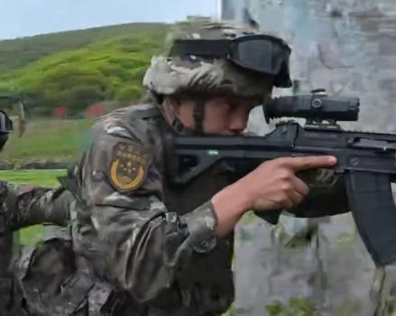 武警第二機(jī)動(dòng)總隊(duì)某支隊(duì)嚴(yán)密組織手榴彈實(shí)投