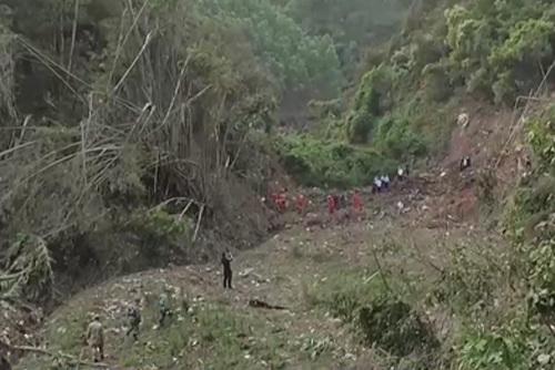 救援組對(duì)客機(jī)墜毀地點(diǎn)搜救