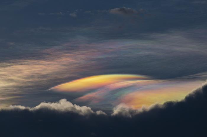 ?？诂F(xiàn)“七彩云”景象