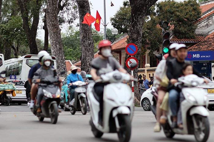 越南河內(nèi)街頭中越兩國(guó)國(guó)旗飄揚(yáng)