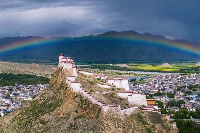 西藏日喀則：江孜宗山現(xiàn)彩虹景觀
