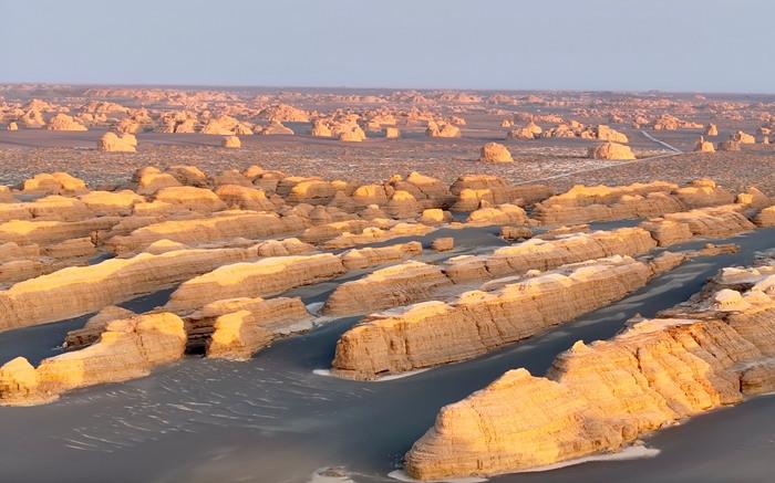 夕陽(yáng)染金敦煌雅丹更顯神秘