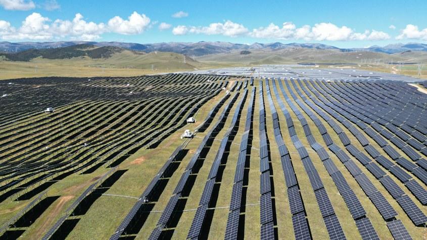 超4000米海拔光伏基地成牦?！疤炷徊蛷d”