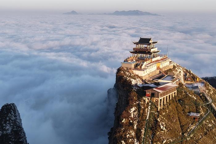 四川萬源八臺(tái)山云海、日出、佛光、雪景同框