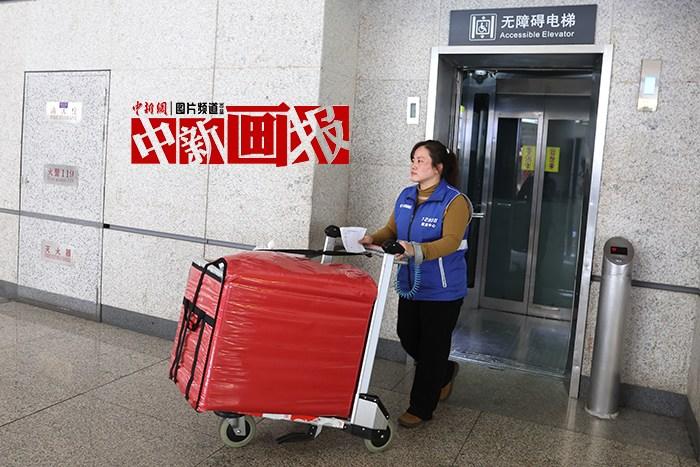高鐵站里的送餐“追車(chē)人”：為飛奔旅途送上“鍋氣”
