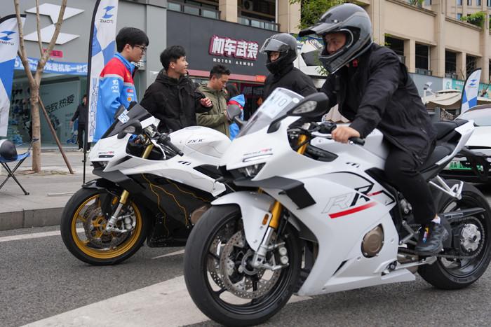 賽事奪冠引發(fā)消費(fèi)熱 張雪機(jī)車(chē)線下門(mén)店人氣攀升